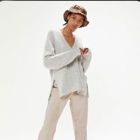 UO Rosie Cozy V-Neck Pullover Sweater Light Grey Medium - Picture 2 of 6